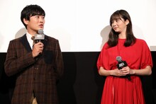 （左から）劇団ひとり、新川優愛。