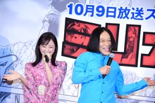 今泉佑唯（左）と歌い踊る永野（右）。