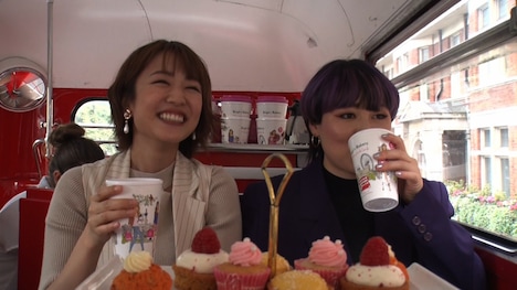 左から滝菜月アナウンサー、ブルゾンちえみ。(c)日本テレビ