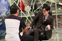 足つぼマッサージを受ける松坂桃李（右）。(c)フジテレビ