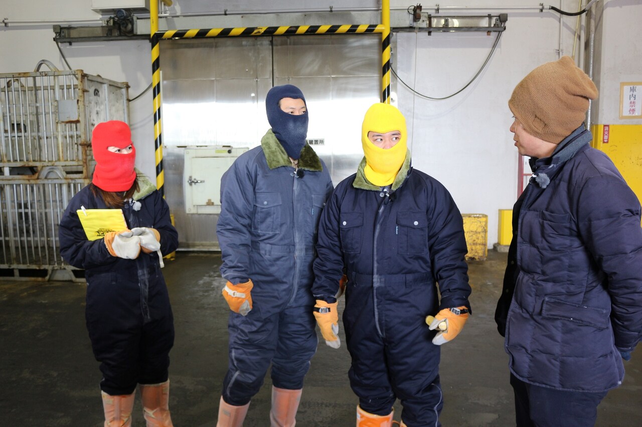 霜降り明星、マイナス70℃の冷凍マグロ倉庫で早口言葉対決