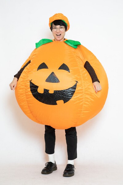 カボチャの扮装をした空気階段・水川かたまり。