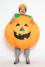 カボチャの扮装をした空気階段・鈴木もぐら。