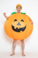 カボチャの扮装をしたやさしいズ・タイ。