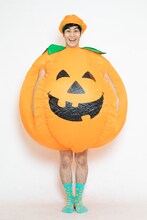 カボチャの扮装をしたやさしいズ佐伯。