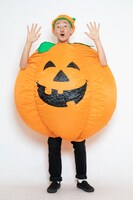 カボチャの扮装をしたそいつどいつ市川刺身。