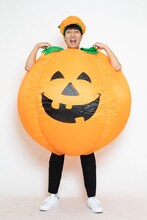 カボチャの扮装をしたそいつどいつ松本竹馬。