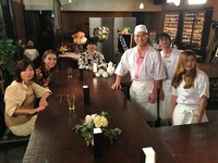 左から大久保佳代子、滝沢カレン、オードリー若林、オードリー春日、納言・安部、納言・薄幸。