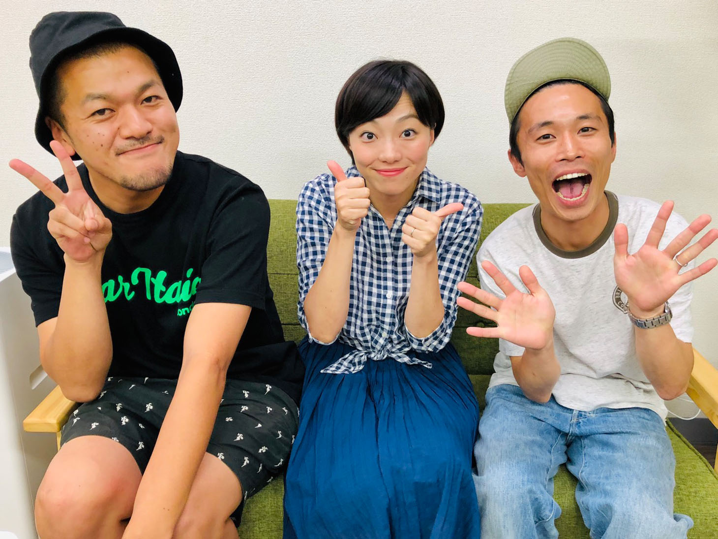 カミナリと雨宮萌果（中央）。
