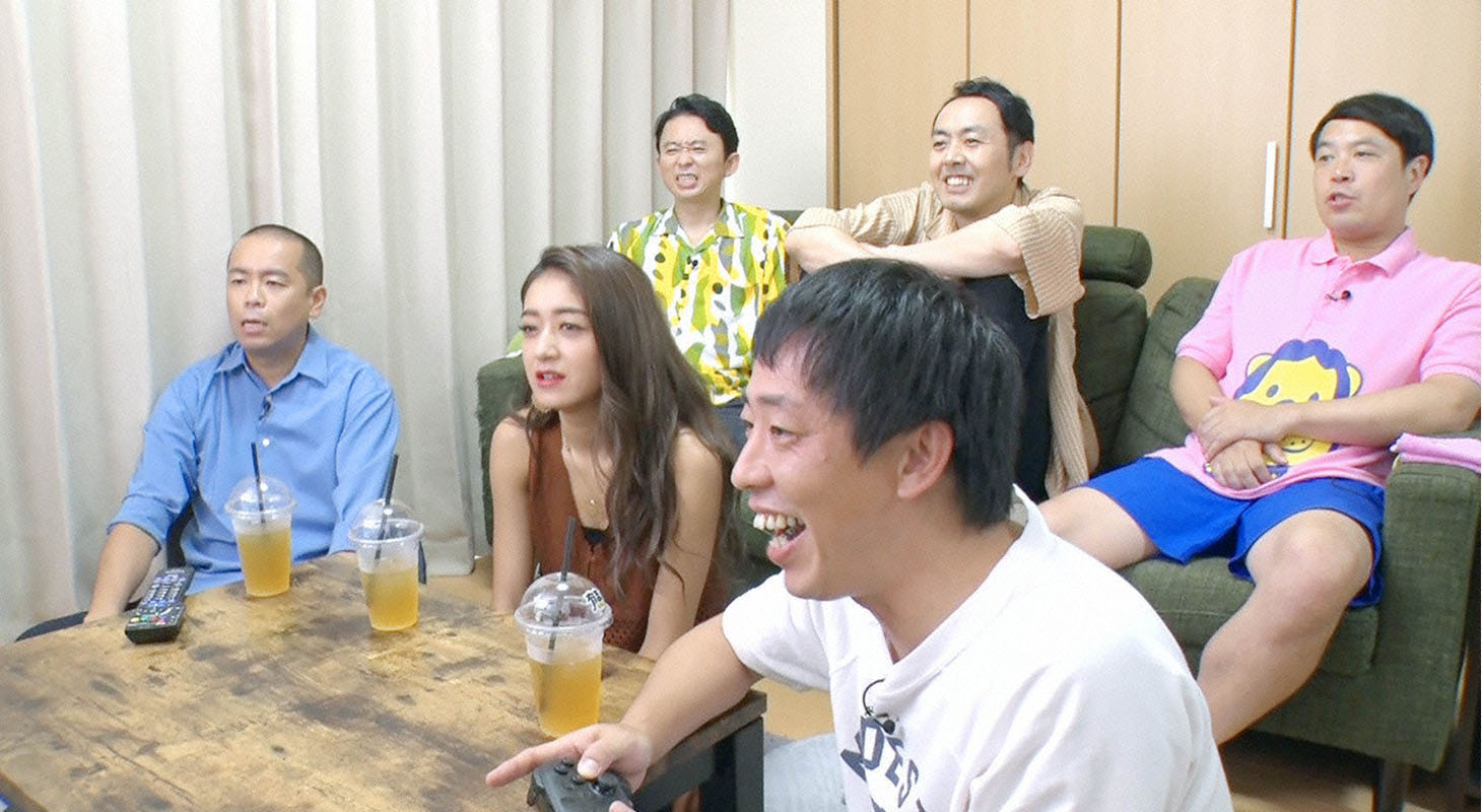 さらば青春の光・森田の自宅で「クラッシュ・バンディクーレーシング ブッとびニトロ！」をプレイ。(c)テレビ東京