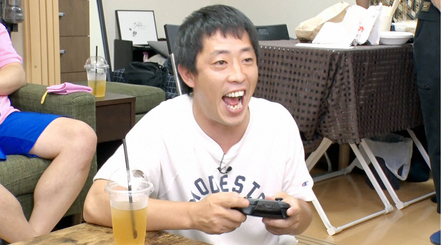 有吉弘行らを自宅に迎え「クラッシュ・バンディクーレーシング ブッとびニトロ！」をプレイするさらば青春の光・森田。(c)テレビ東京