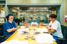 「三四郎のオールナイトニッポン」収録中の様子。