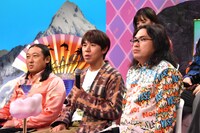 前列左からロバート秋山、ロッチ。