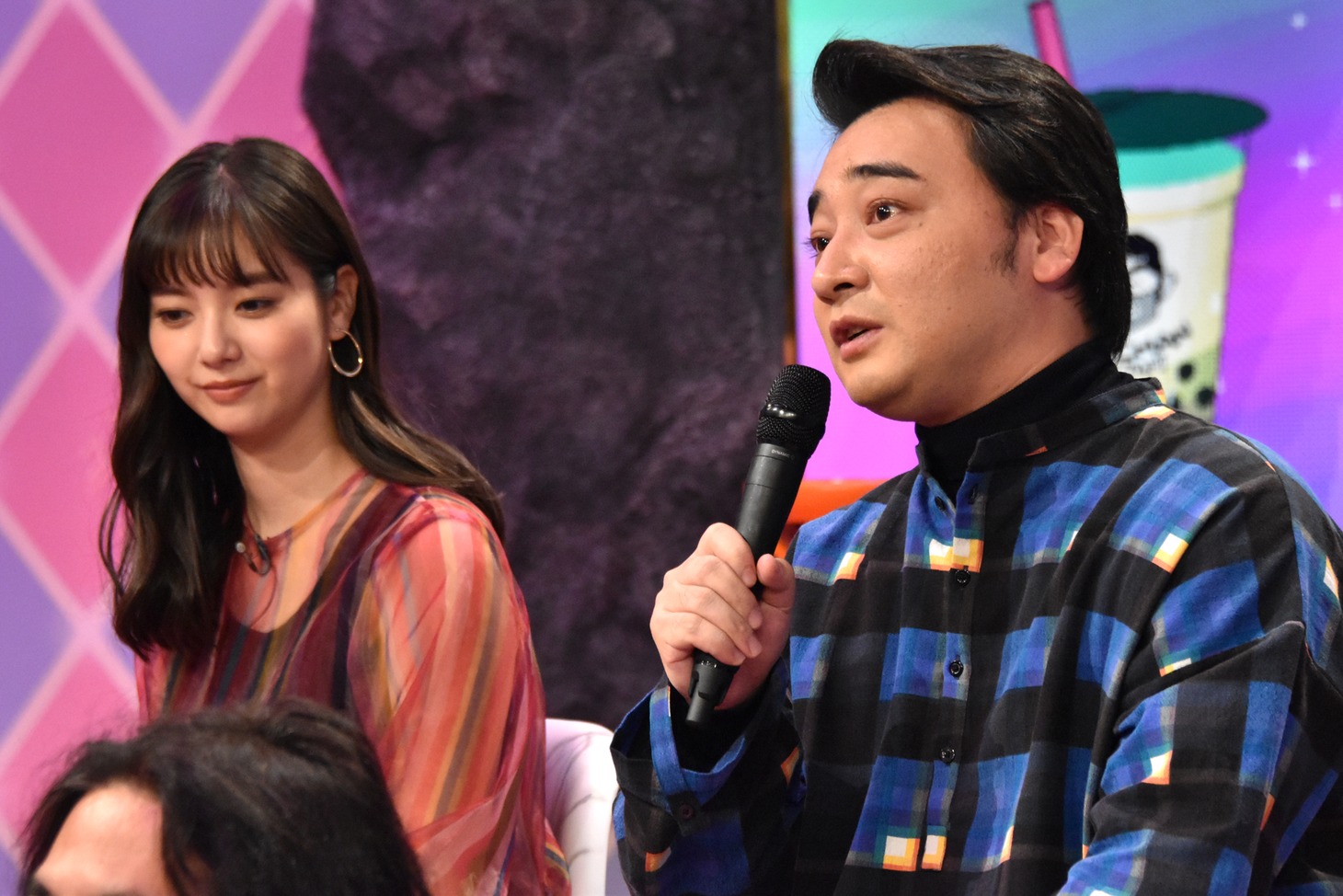 俳優然として語るジャングルポケット斉藤（右）。
