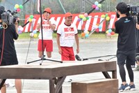 準備体操のため、朝礼台に上がろうとする、さまぁ～ず三村（中央）。