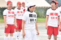 雨上がり決死隊・蛍原（中央）ら。