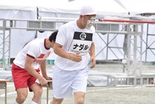 「障害物競走」に臨むコロコロチキチキペッパーズ・ナダル。