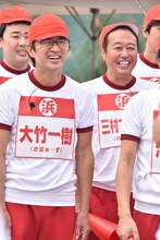 さまぁ～ず、フットボールアワー岩尾（後方左）。