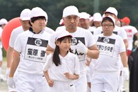 「陣取り綱引き」に向かう、松本組の面々。