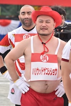 ハリウッドザコシショウ（手前）、レイザーラモンRG（左）。