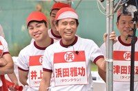 ダウンタウン浜田（中央）ら。