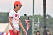 朝礼台に上る、さまぁ~ず大竹。