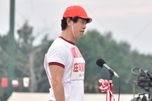 朝礼台に上る、品川庄司・庄司。