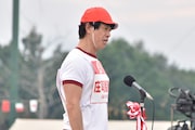 朝礼台に上る、品川庄司・庄司。