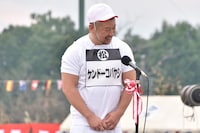 朝礼台に上る、ケンドーコバヤシ。