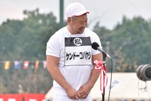 朝礼台に上る、ケンドーコバヤシ。