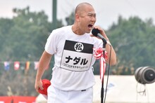 朝礼台に上る、コロコロチキチキペッパーズ・ナダル。