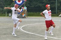 「イス取り合戦」に臨む（左から）EXIT兼近、ダウンタウン浜田。