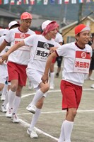 「イス取り合戦」のワンシーン。