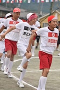 「イス取り合戦」のワンシーン。
