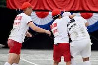 ダウンタウン浜田（中央）が、トム・ブラウンみちお（右）に襲いかかるワンシーン。