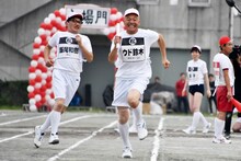 キャイ～ン・ウド鈴木、ずん飯尾（左）。