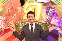 「上田晋也の幻ニュース」MCのくりぃむしちゅー上田。(c)TBS