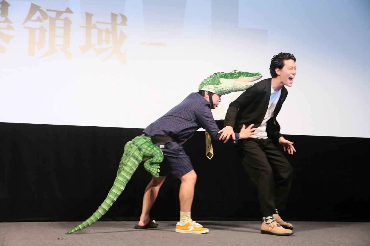 ワニに遭遇した際の対処法を検証する霜降り明星。