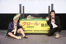 アメリカアリゲーターの“クロールくん”とフォトセッションに応じる霜降り明星。