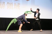 ワニに遭遇した際の対処法を検証する霜降り明星。せいやがワニ役、粗品が人間役。