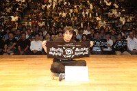 本多劇場で新たな船出の日を過ごした船長こと佐久間P（中央）とクルーことリスナーたち。