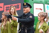 ギャルたちに連行されてハチ交前にやって来た安田大サーカス・クロちゃん。