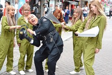 ギャルたちにシバかれる安田大サーカス・クロちゃん。