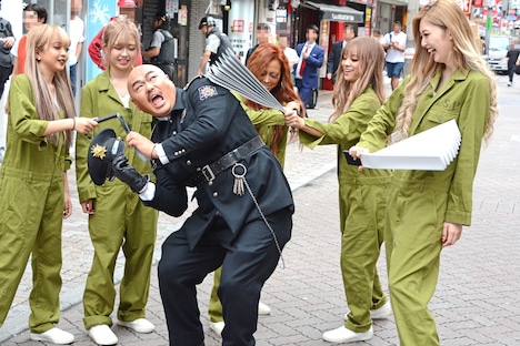 ギャルたちにシバかれる安田大サーカス・クロちゃん。