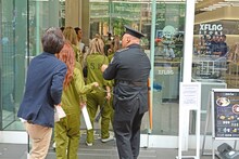 XFLAG STOREに連れてこられた安田大サーカス・クロちゃん。