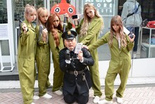 記念撮影をする安田大サーカス・クロちゃんとギャルたち。