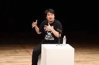 1人しゃべりを繰り広げる佐久間P。番組内でアイデアとして提案されていたように、箱が舞台装置となった。