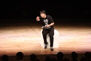 人生相談コーナーで会場のリスナーと直接語り合う佐久間P。このコーナーの途中で「ちょっと待って。これ本多劇場でやること？」と我に返る場面もあった。