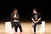 （左から）おぎやはぎ小木、佐久間P。トークが止まらない小木に対して、佐久間Pはうれしそうにしながらも「なんでこんなにツッコまなきゃいけないんだよ！」と嘆いていた。