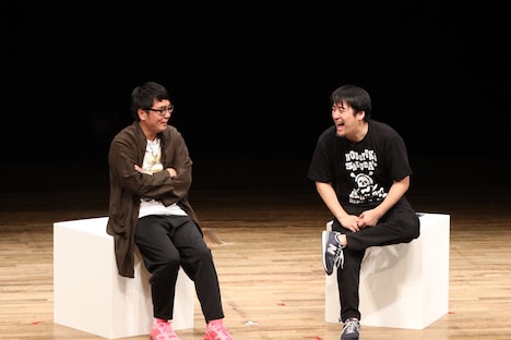 （左から）おぎやはぎ小木、佐久間P。トークが止まらない小木に対して、佐久間Pはうれしそうにしながらも「なんでこんなにツッコまなきゃいけないんだよ！」と嘆いていた。